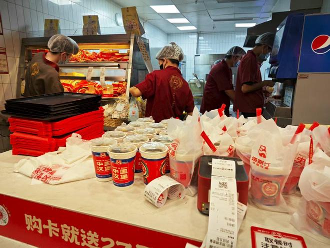 外卖平台激战“疯狂星期六”：塔斯汀员工“梦里都在做汉堡”，有商家称利润增幅不大