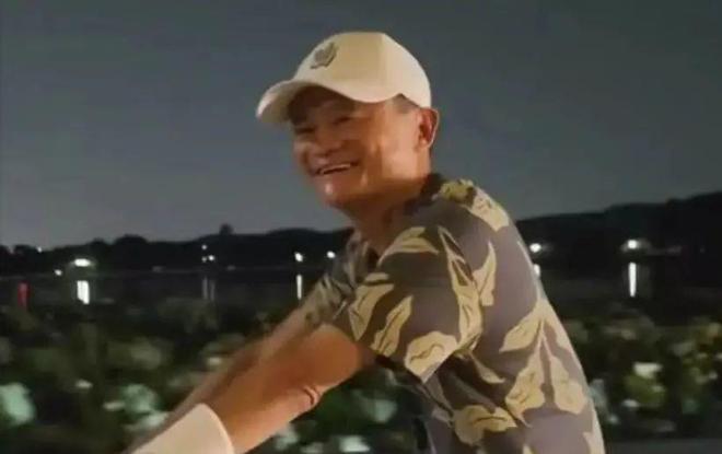 马云夜骑西湖被网友偶遇，同款自行车卖1.85万元