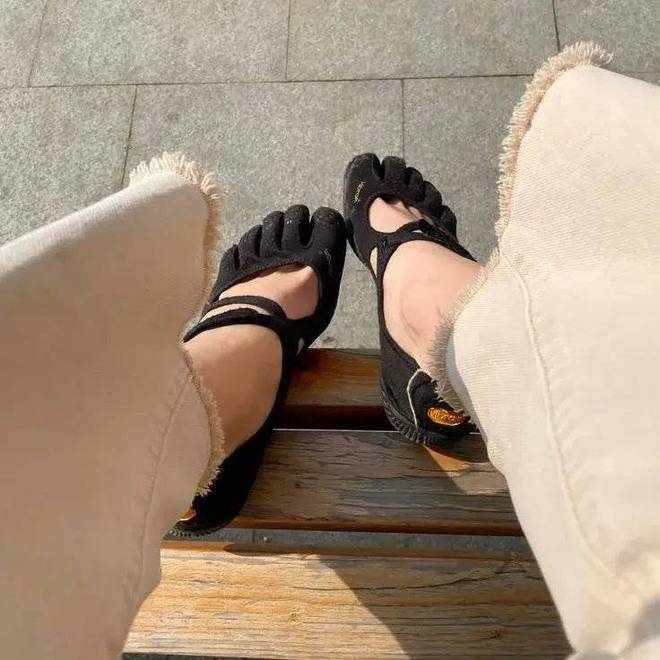 年轻人正在用丑鞋踹翻全世界