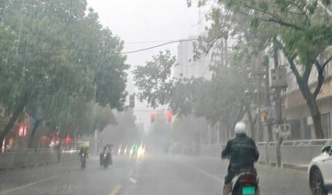 郑州暴雨大街上水位齐腰 城市看海惊心动魄