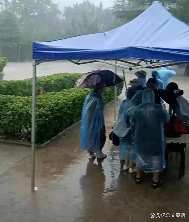 郑州暴雨大街上水位齐腰 城市看海惊心动魄
