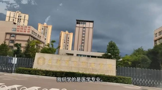 医学生被安排到电子厂实习：每天站11小时