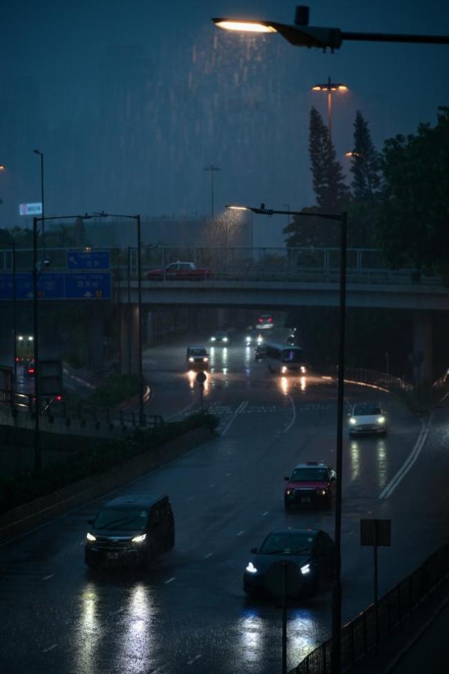 香港“黑雨”信号破纪录的背后