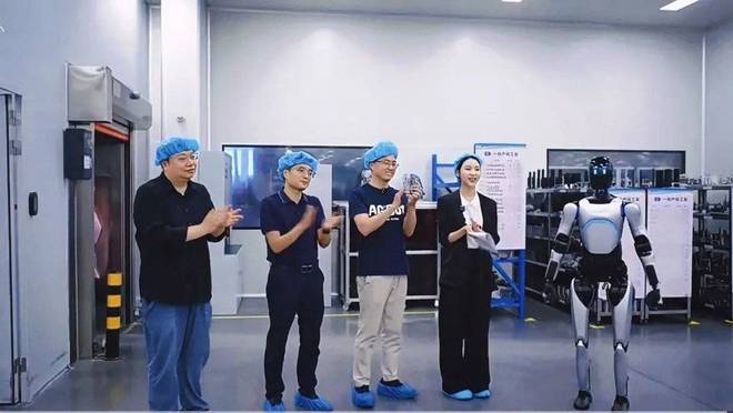 直击人形机器人，在工厂“打工”的3小时