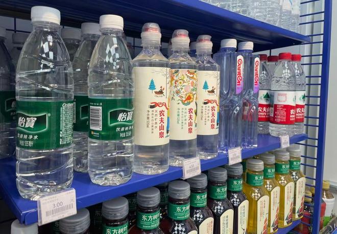 2025年水战还在打：1元水已成常态，农夫山泉“回血”，娃哈哈杀进一线