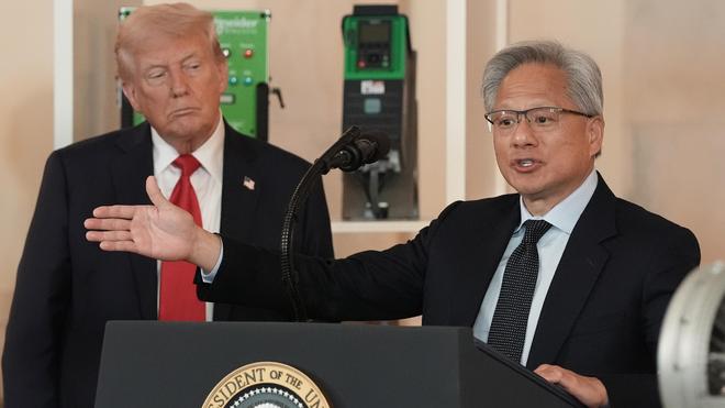 特朗普的“芯片保护费”：黄仁勋的豪赌与科技战新规则