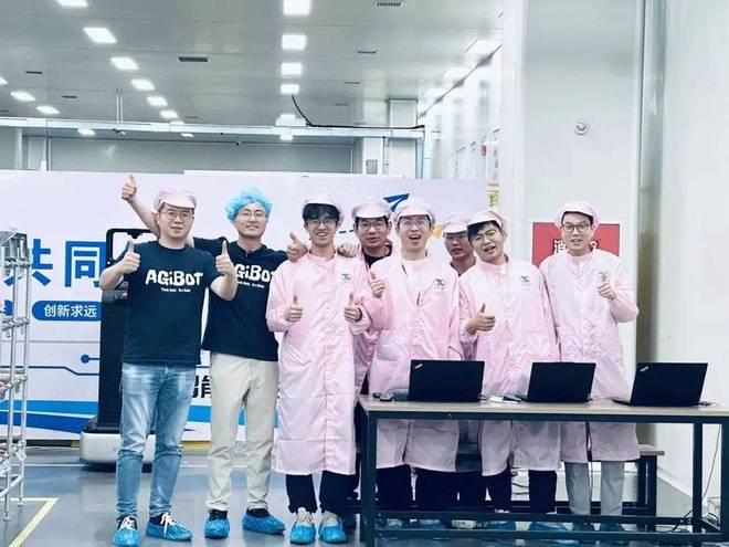 直击人形机器人，在工厂“打工”的3小时